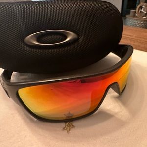 Oakley black with regular lenses. Turbine Rotor, sold with original Oakley case